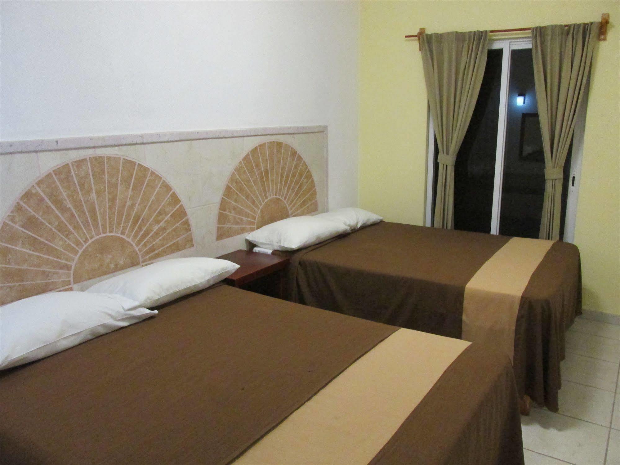מנסניו Hotel Albatros Palace מראה חיצוני תמונה